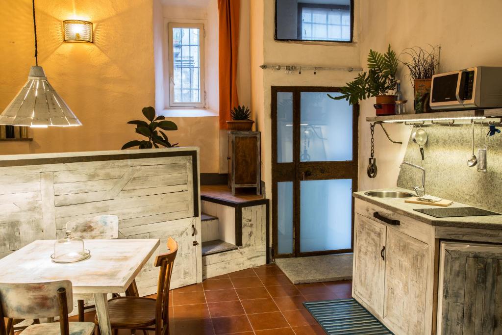 una cucina con tavolo e tavolo e una sala da pranzo di La Tana Del Ghettaccio a Viterbo