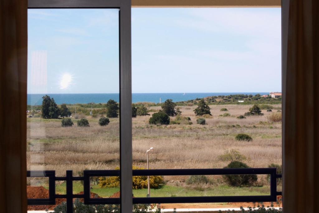 una ventana con vistas a un campo en Apartamento das Oliveiras, en Vilamoura