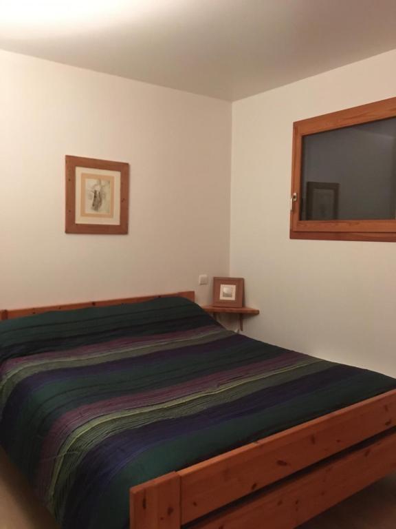 um quarto com uma cama e uma televisão de ecrã plano em villa chez marie Meuble tourisme 3 etoiles em Sari Solenzara