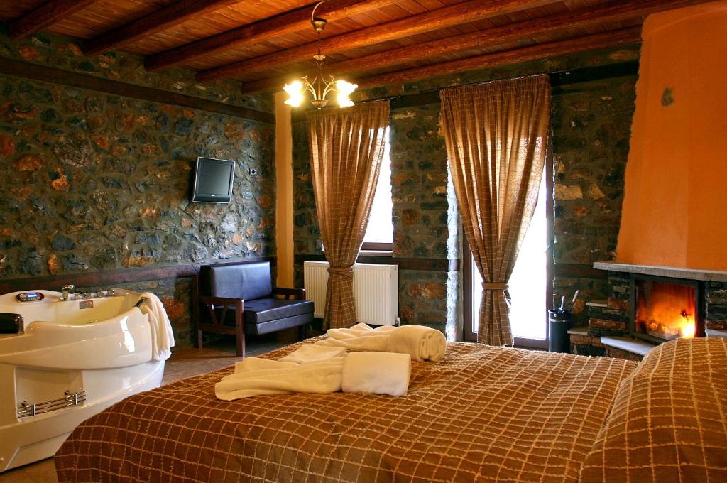 1 dormitorio con cama, bañera y lavamanos en Guesthouse Toitos en Palaios Agios Athanasios