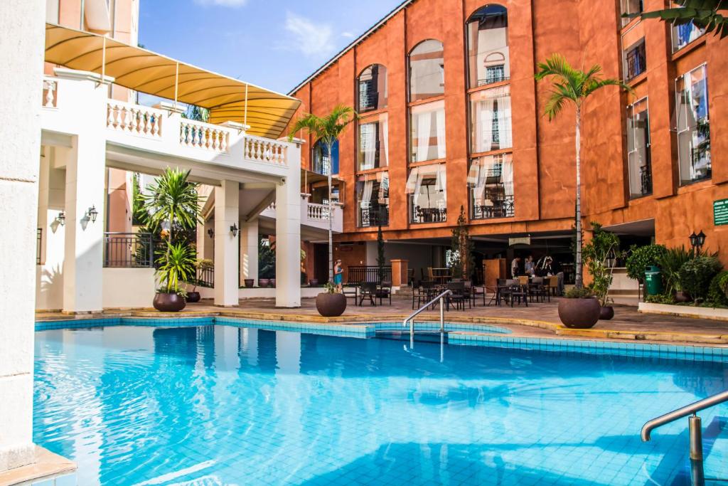 uma grande piscina em frente aos edifícios em Rio Quente Resorts - Hotel Giardino em Rio Quente