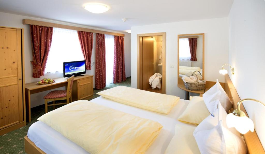 Postel nebo postele na pokoji v ubytování Hotel Bergblick