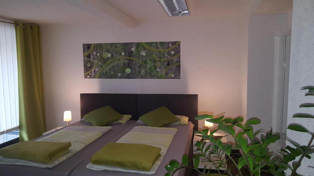 ein Schlafzimmer mit 2 Betten und einem Wandgemälde in der Unterkunft Gästeappartement Viktoria in Sinsheim