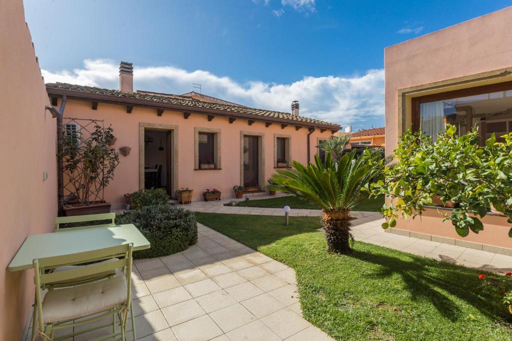 een huis met een groene tafel in een tuin bij Casa di Giulietta in Càbras