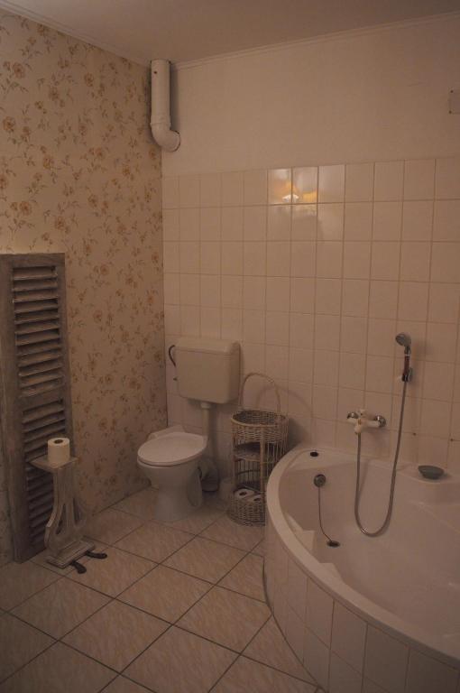 Kúpeľňa v ubytovaní Pollushof Panzió és Étterem