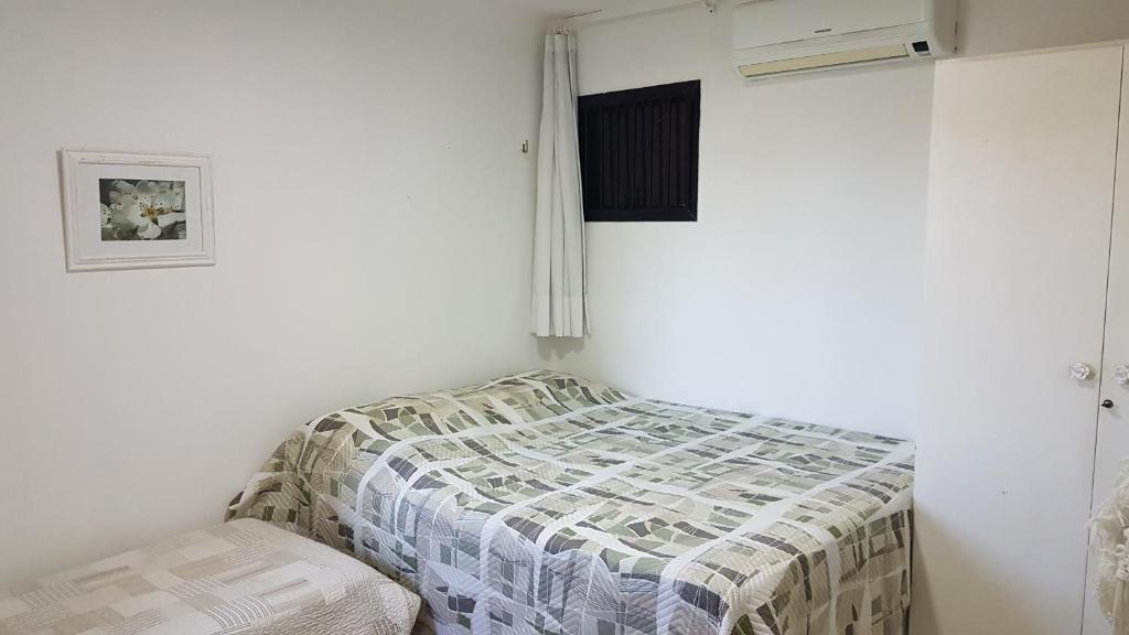 アキラスにあるAV80101 - Aquaville Térreo - Porto das Dunas - CEARÁのベッドと窓のある小さな寝室