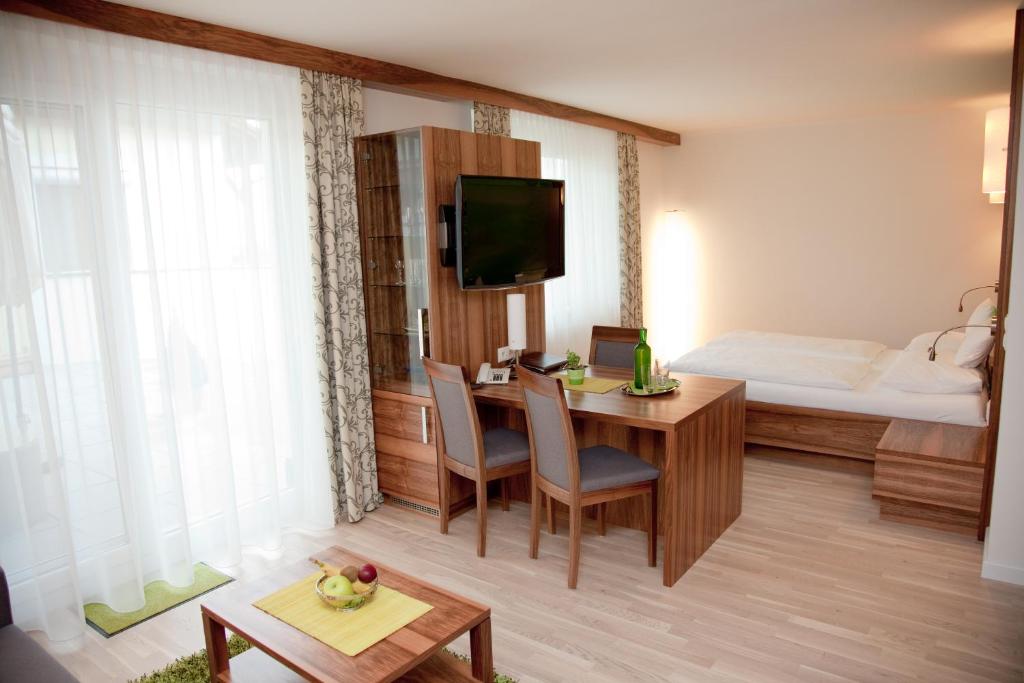 Postel nebo postele na pokoji v ubytování Hotel-Restaurant Teuschler-Mogg Bad Waltersdorf inklusiv Genusscard