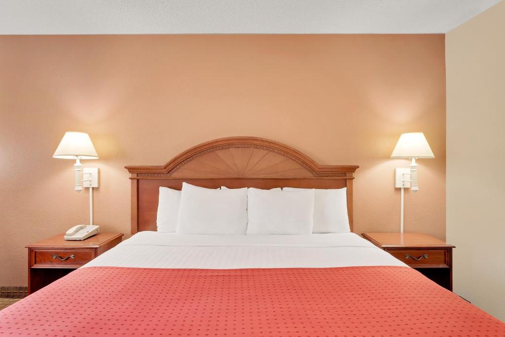 Postel nebo postele na pokoji v ubytování Ramada by Wyndham Provo