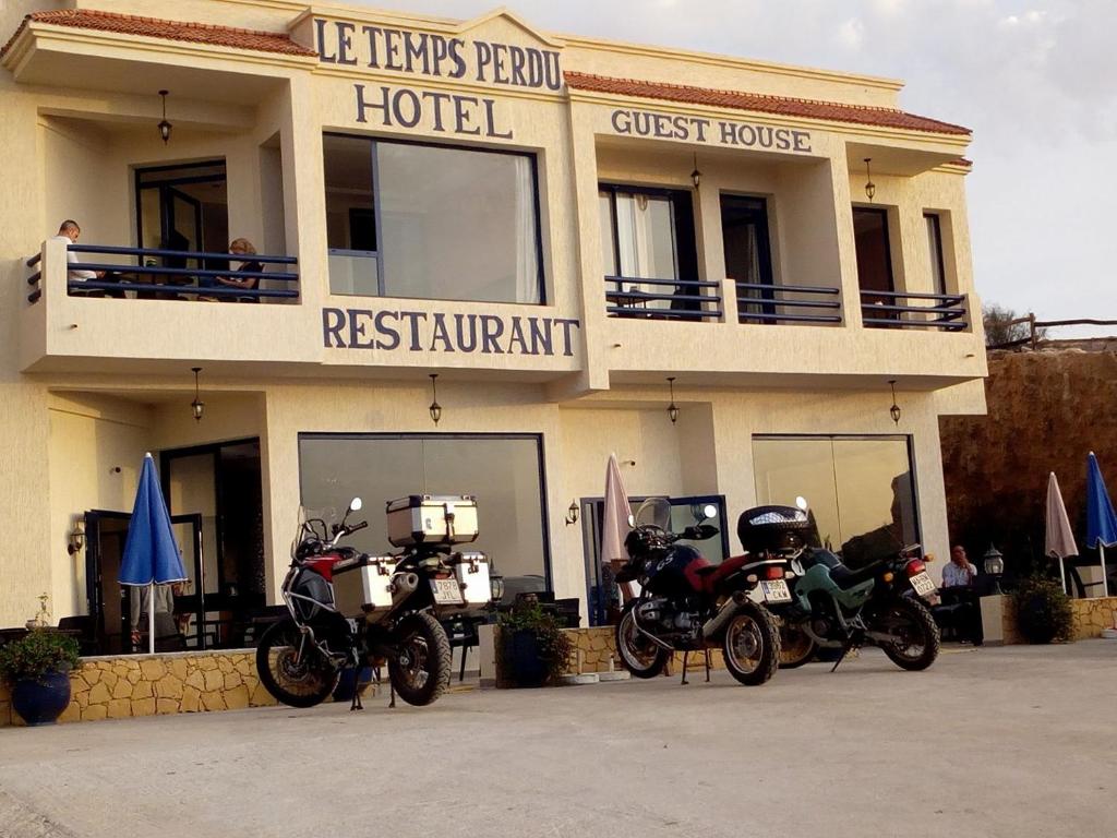 twee motorfietsen geparkeerd voor een pension bij Le temps perdu in Oualidia