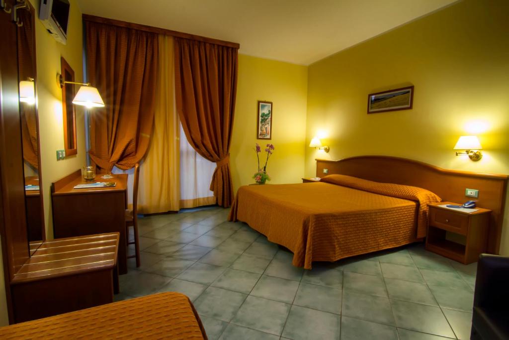 Postel nebo postele na pokoji v ubytování Hotel degli Amici