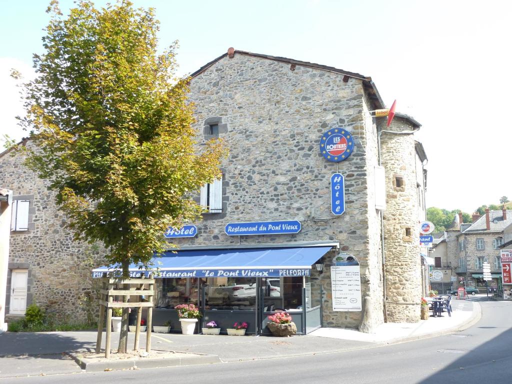 um edifício na esquina de uma rua em Hôtel Restaurant du Pont-Vieux em Saint-Flour