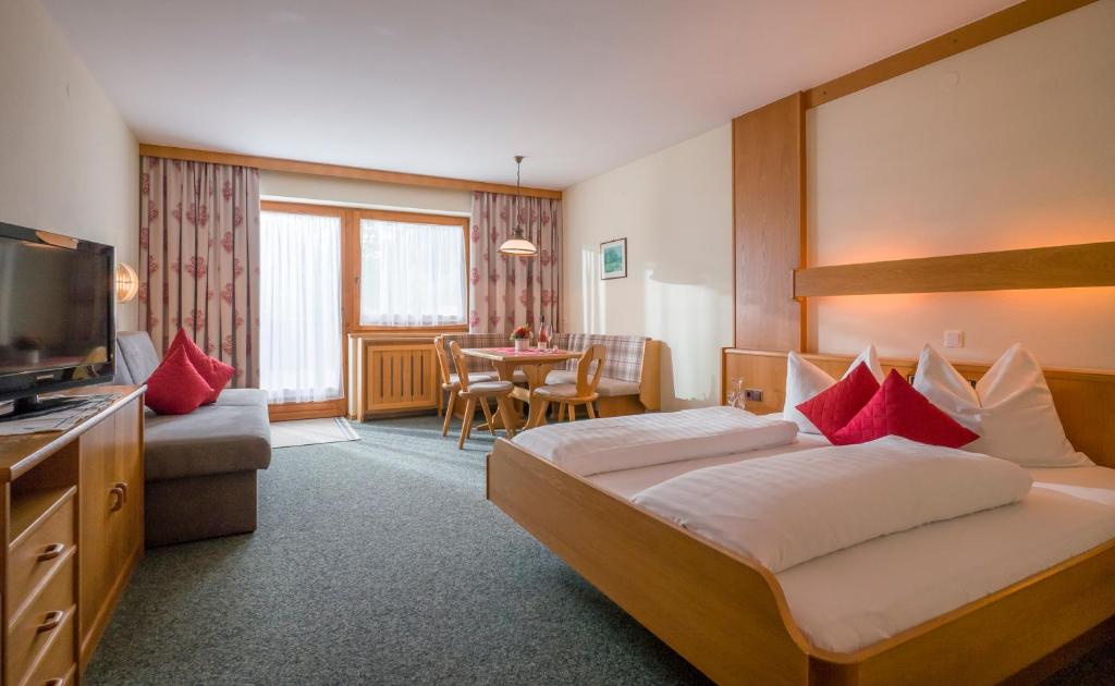 una camera d'albergo con due letti e un tavolo di Post Appartements a Strass im Zillertal