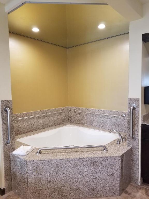 Tuscan Garden Inn - King Room With Spa Bath
