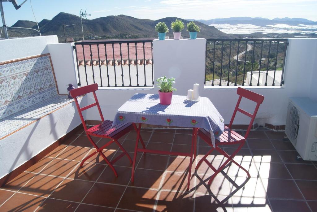 un tavolo e sedie sul balcone di una casa di la casa de Isabel a Níjar