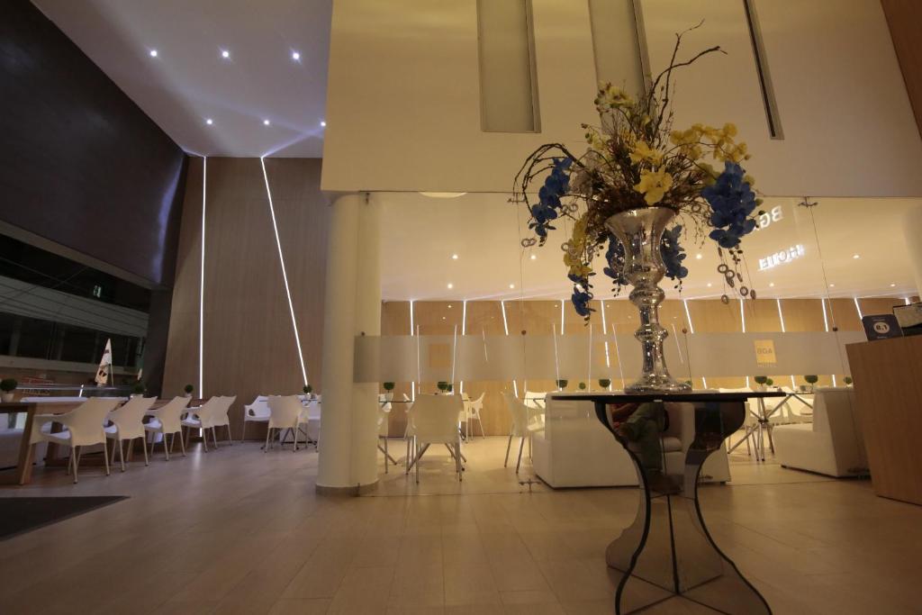 Un restaurante o sitio para comer en BGA Hotel