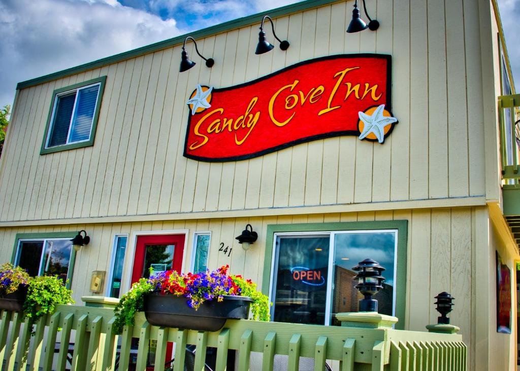 una señal en el lado de un restaurante de comida rápida en Sandy Cove Inn, en Seaside