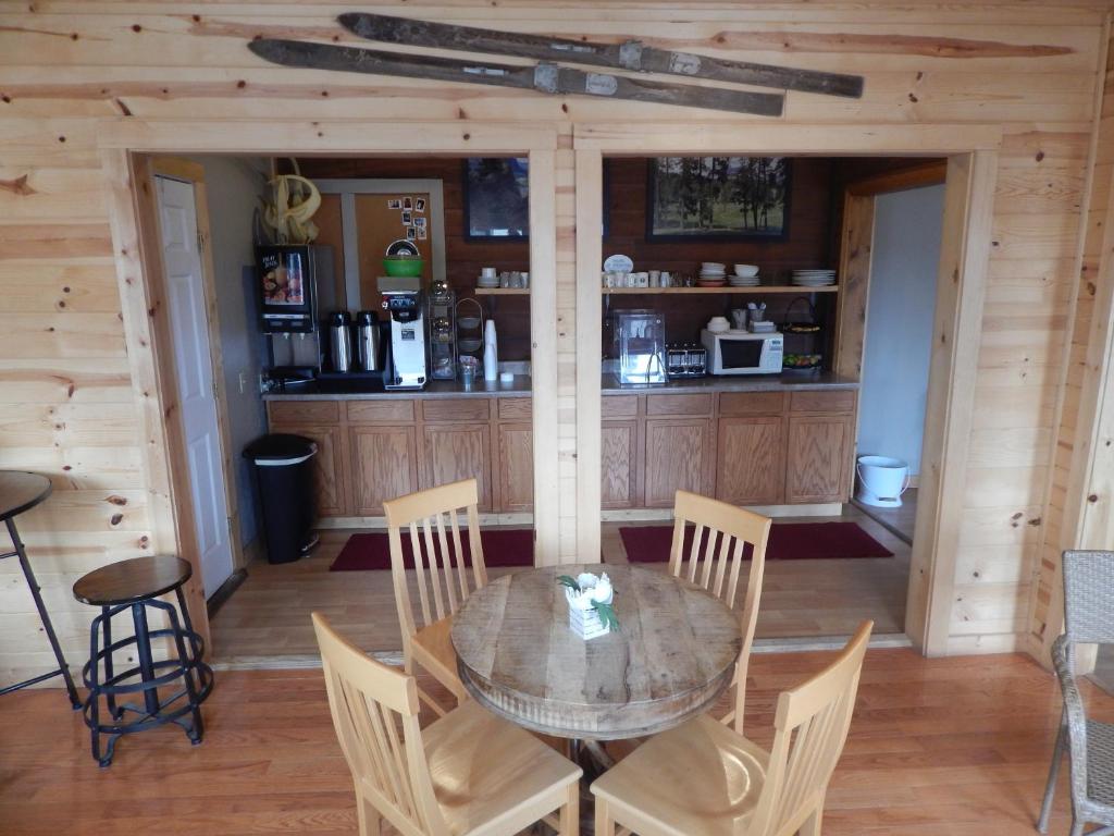 a dining room with a table and chairs in a cabin at Alpine Inn in Pagosa Springs