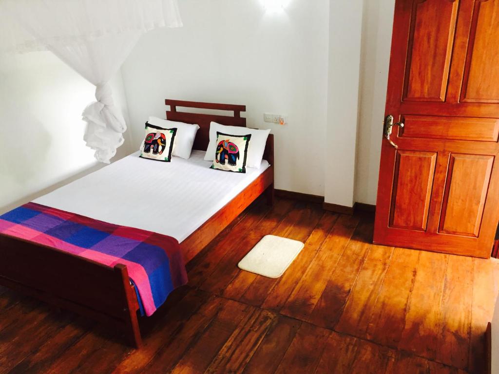 Postel nebo postele na pokoji v ubytování Sigiri Rainbow Lodge