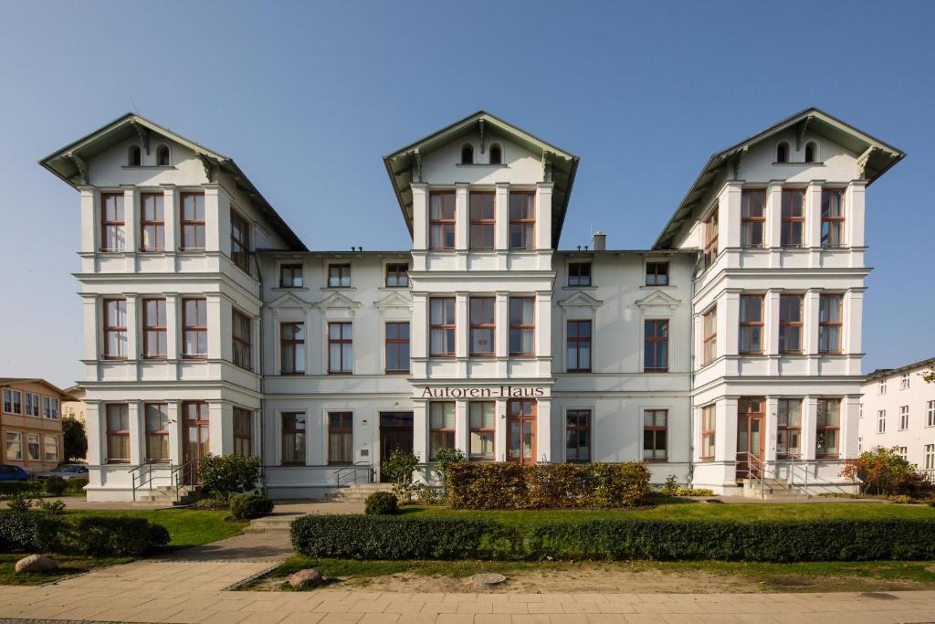 um grande edifício branco com janelas vermelhas em Autorenhaus Rainer Maria Rilke em Ahlbeck