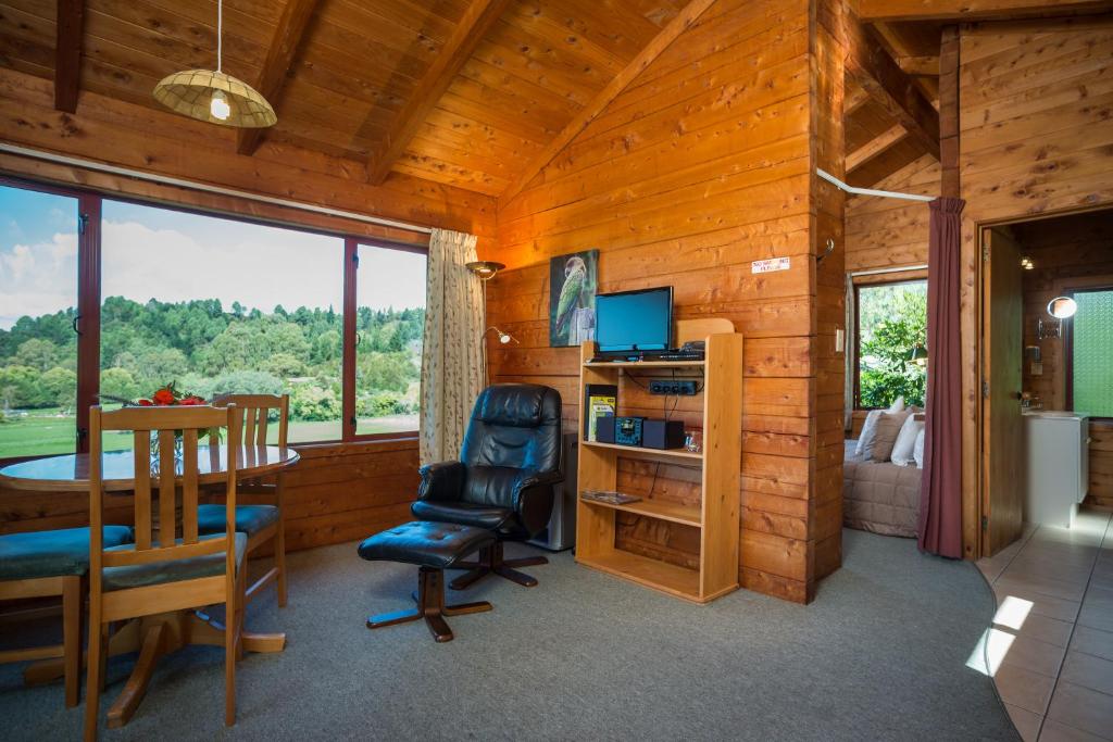 TV a/nebo společenská místnost v ubytování Ocean View Chalets