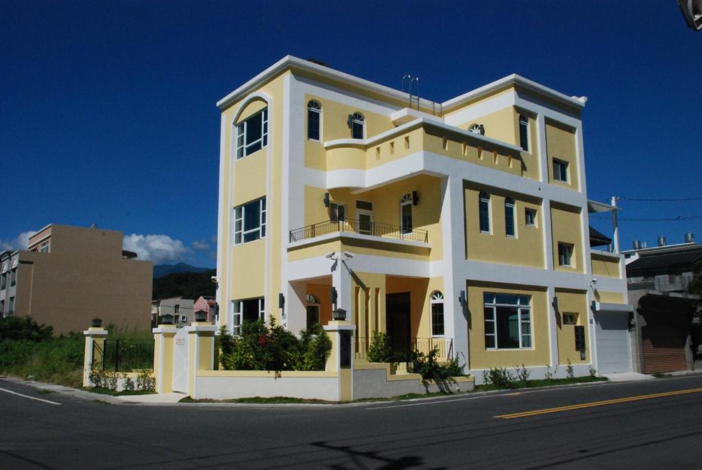 台东台东紫薇心民宿的街边的一栋黄色大楼