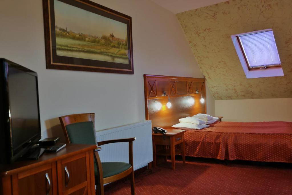 
Łóżko lub łóżka w pokoju w obiekcie HOTEL POD SŁOŃCEM

