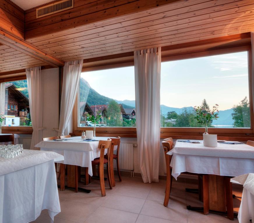 Nespecifikovaný výhled na hory nebo výhled na hory při pohledu z hotelu