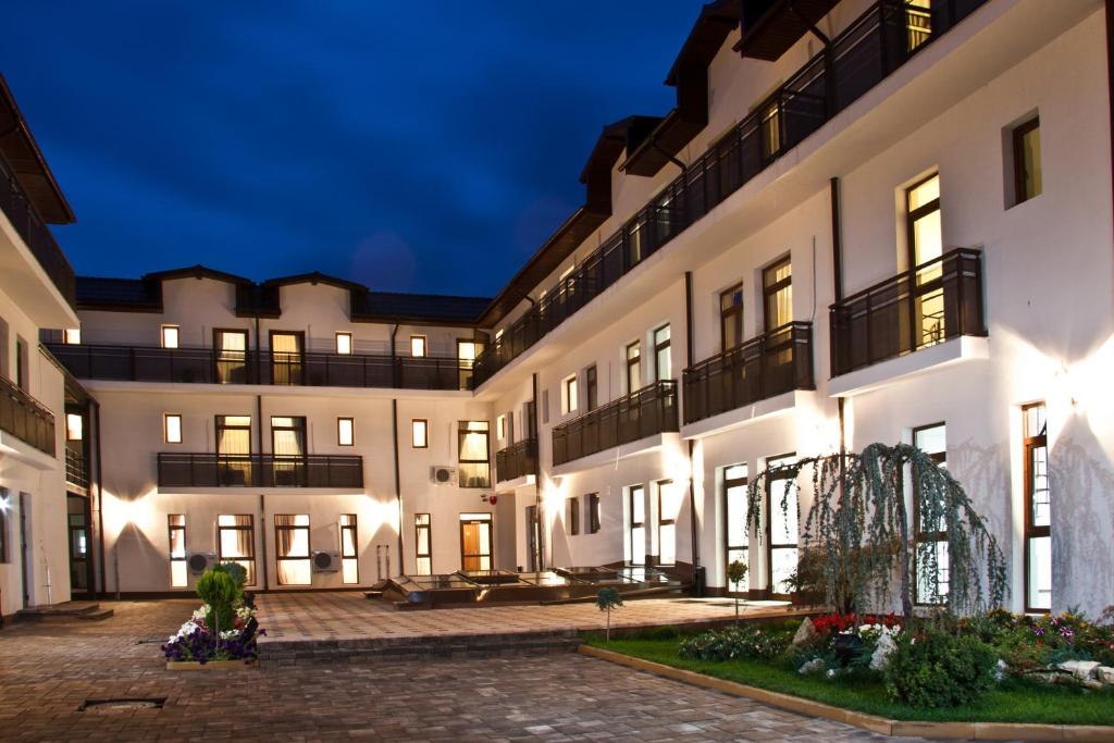 an exterior view of a building at night at Hotel King in Târgovişte