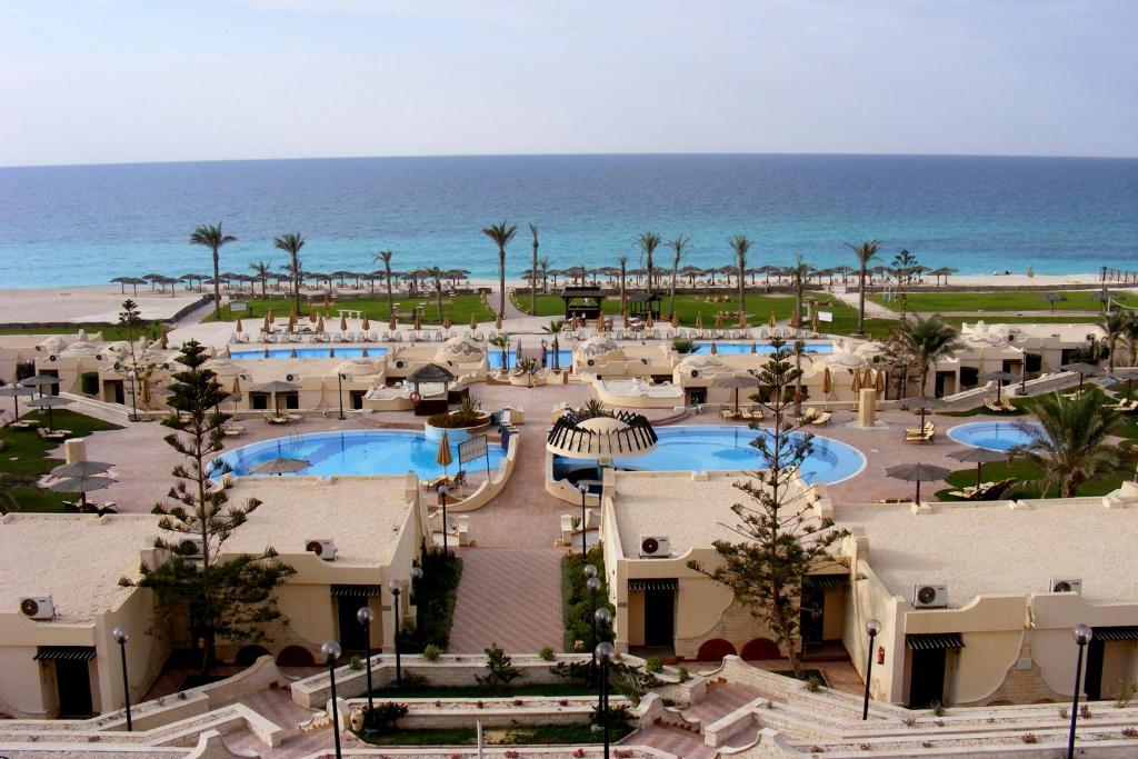En udsigt til poolen hos Borg El Arab Beach Hotel eller i nærheden