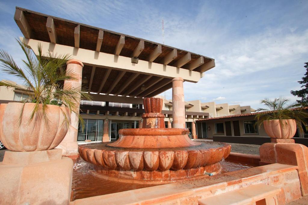 une grande fontaine en briques devant un bâtiment dans l'établissement Hotel Parador Zacatecas, à Zacatecas