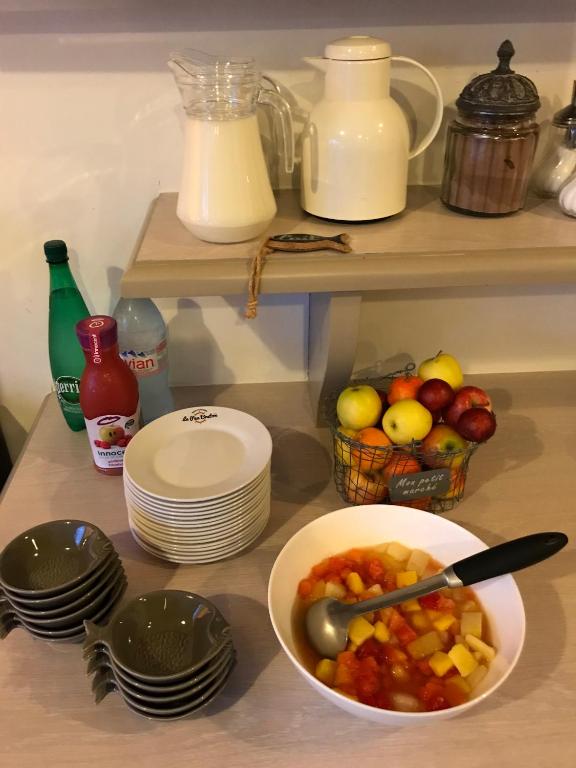 a bowl of fruit on a counter in a kitchen at Hôtel Le Peu Breton in Sainte-Marie-de-Ré
