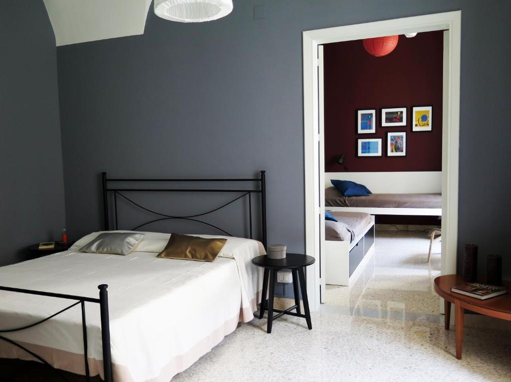 カターニアにあるLa Casa dei Coloriのベッドルーム(白いベッド1台、鏡付)