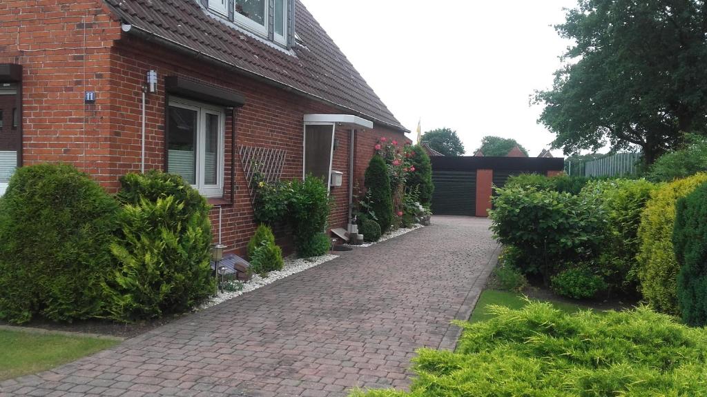 een stenen huis met een stenen oprit bij Ferienwohnung Stanke in Büdelsdorf