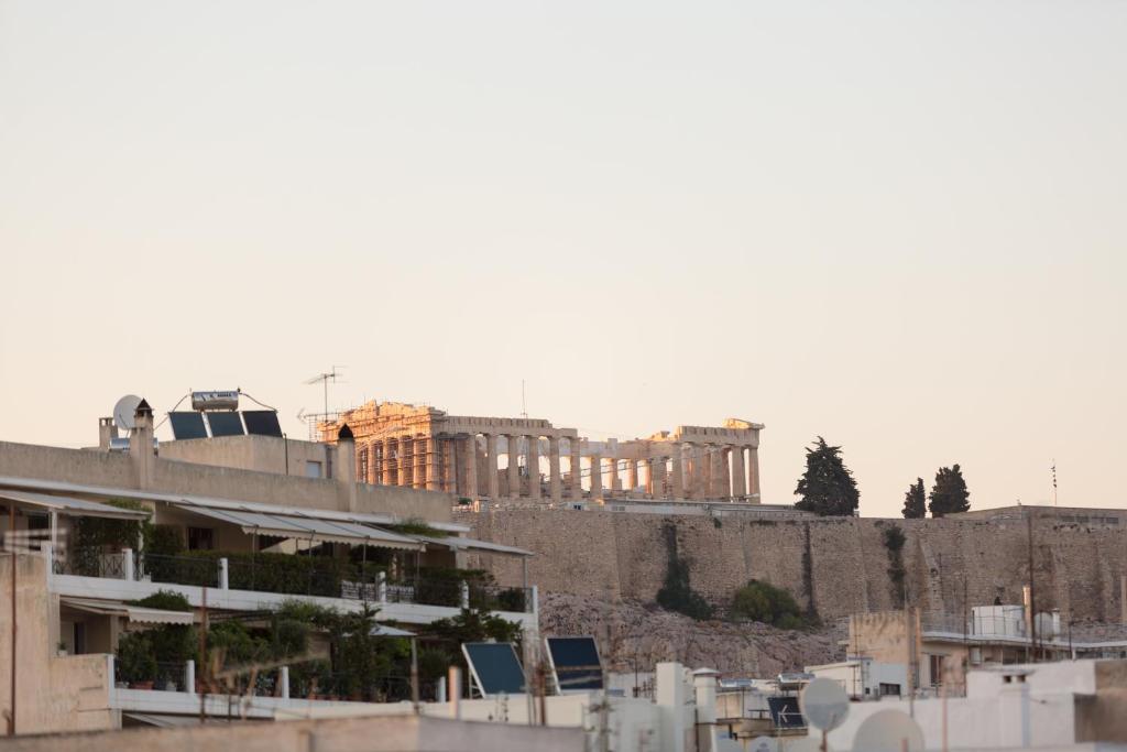 Vistas a una ciudad con un edificio en el fondo en Acropolis at your fingertips en Athens