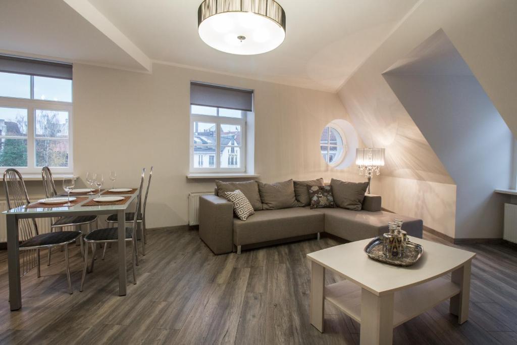 - un salon avec un canapé et une table dans l'établissement Old Riga Dome Square Apartment, à Riga