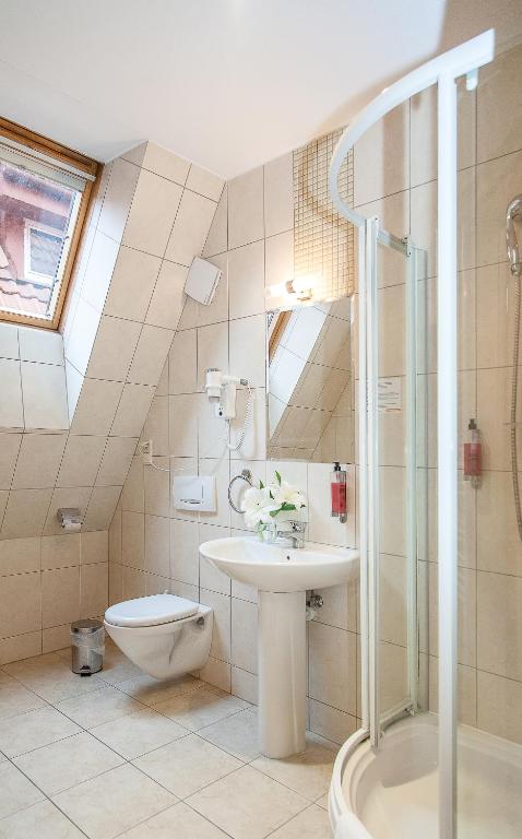 ein Badezimmer mit Toilette, Waschbecken und Dusche in der Unterkunft Willa Biala Lilia Old Town in Danzig