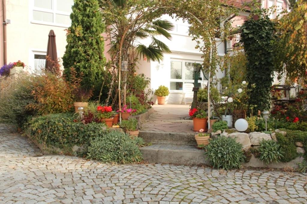 アウッゲンにあるFerienwohnung Im Liestengartenの家の前の花植え庭園