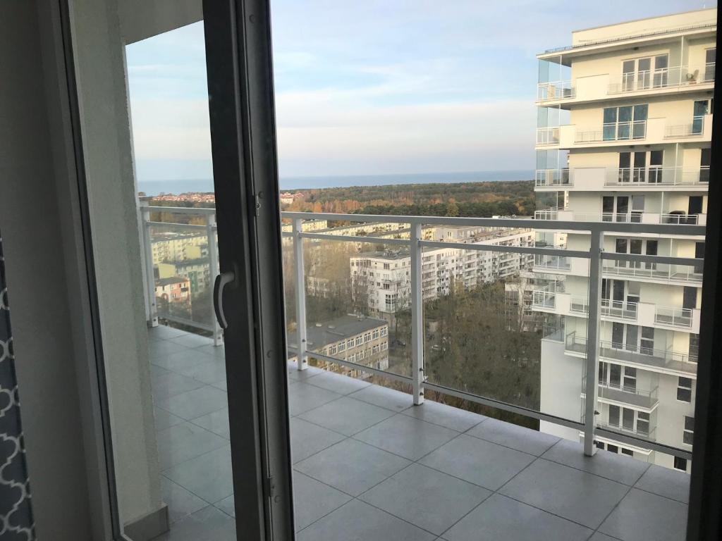 - Balcón con vistas a un edificio en Wieżowiec Ocean Spokojny, en Gdansk