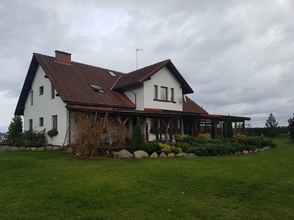 a large white house with a large yard at Klimbergowice in Sztum