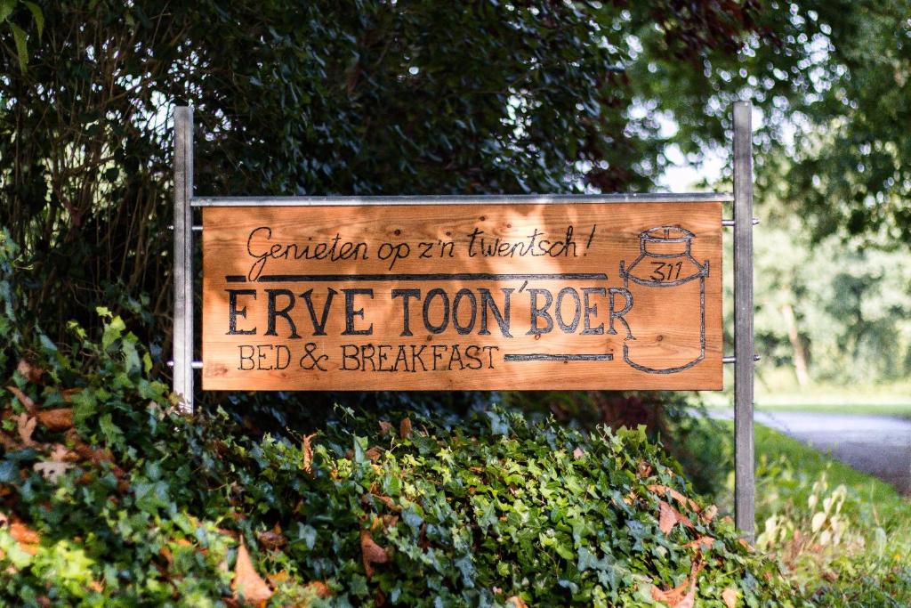 a sign for an eye town bar bed and breakfast at Erve Toon'boer in Mander
