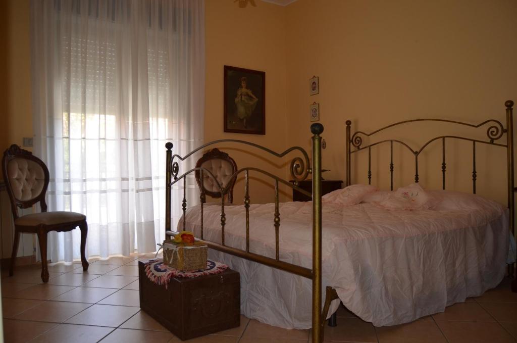 - une chambre avec un lit, une chaise et une fenêtre dans l'établissement Enzo's Homestay, à Gaggi