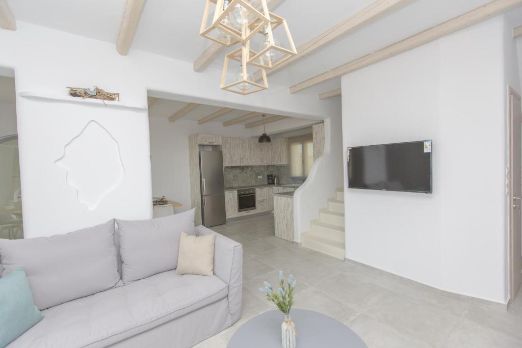 TV a/nebo společenská místnost v ubytování Salinus Beachfront Private Pool Villas