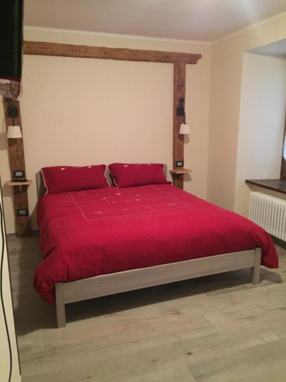 A bed or beds in a room at La Boule de Neige