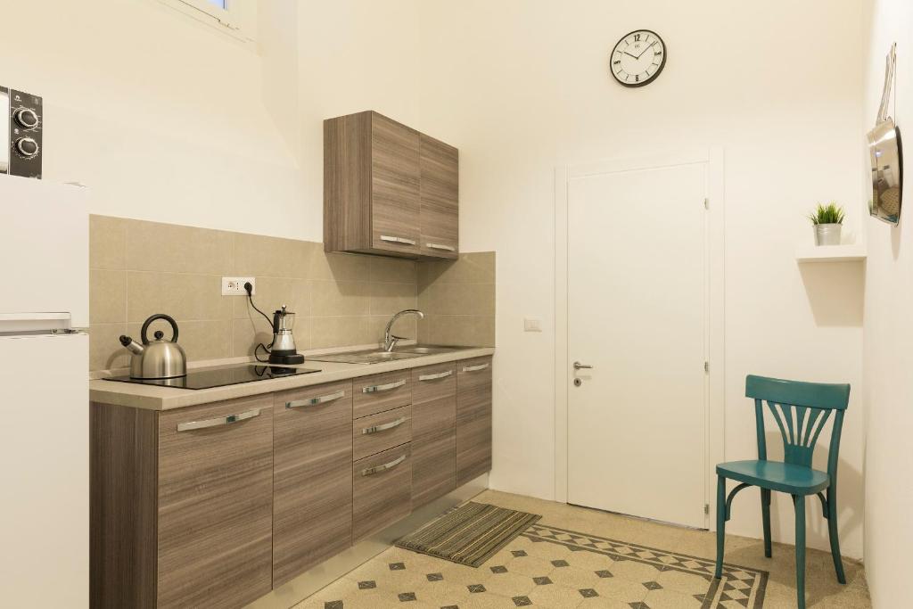 kuchnia ze zlewem, stołem i krzesłem w obiekcie Central Apartment Navona Square w Rzymie