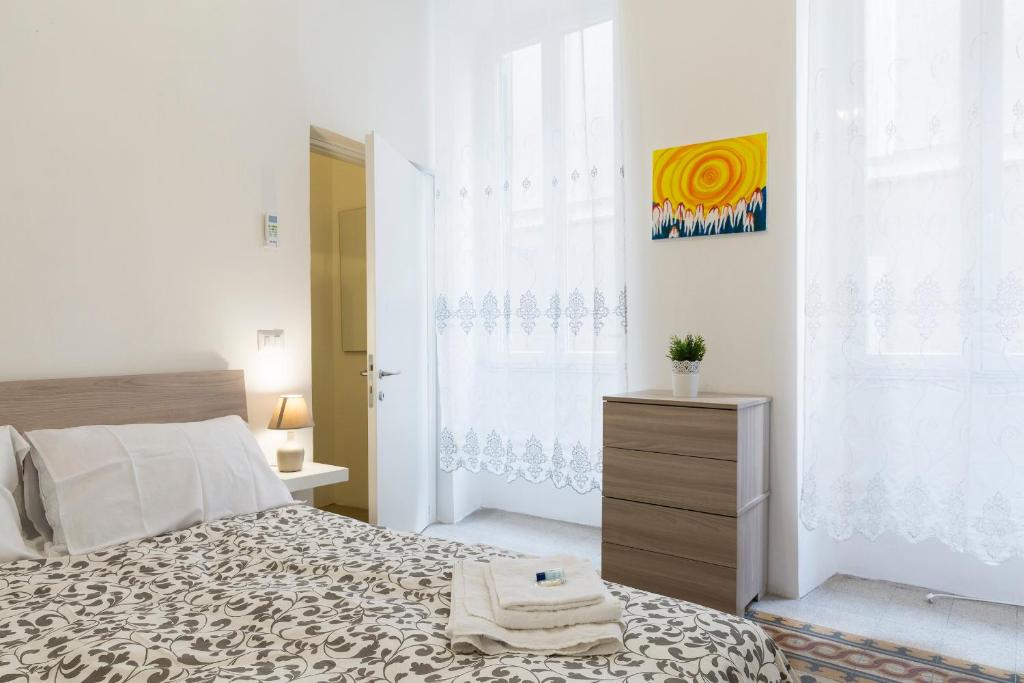 - une chambre avec un lit, une commode et une fenêtre dans l'établissement Central Apartment Navona Square, à Rome