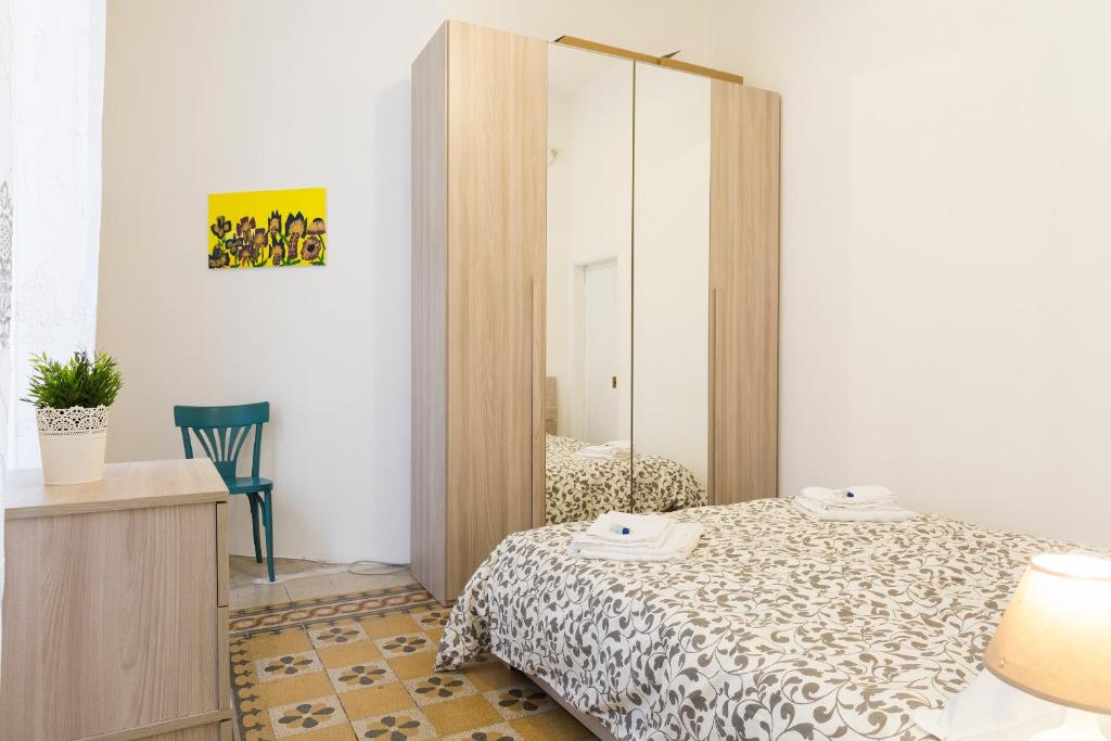 sypialnia z łóżkiem i lustrem w obiekcie Central Apartment Navona Square w Rzymie