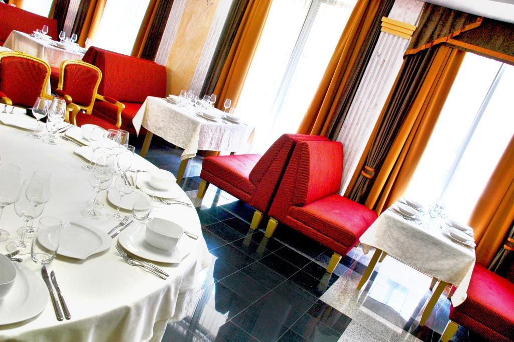 Reštaurácia alebo iné gastronomické zariadenie v ubytovaní Actor Hotel Budapest
