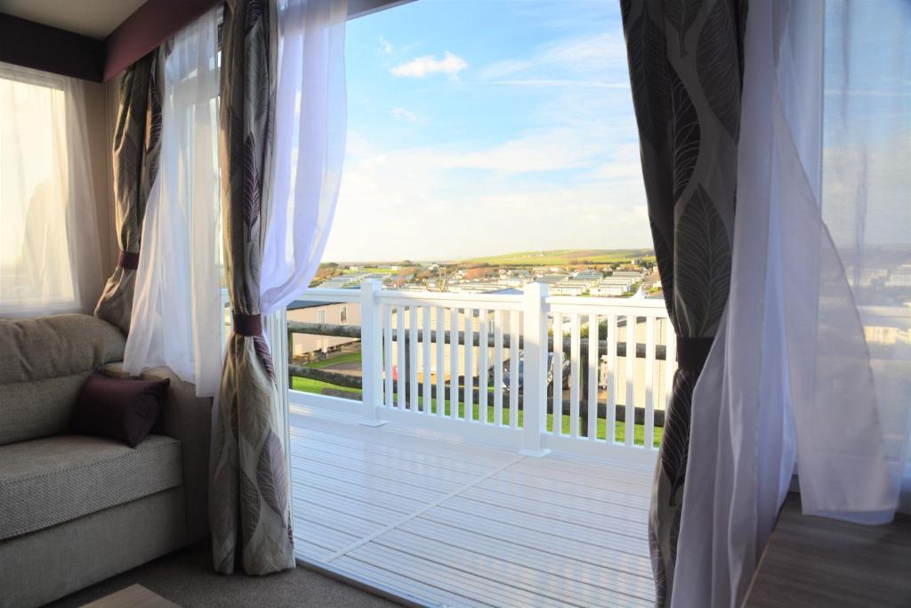 ウェイマスにあるWeymouth Family Caravansのバルコニーの景色を望む窓付きの客室です。