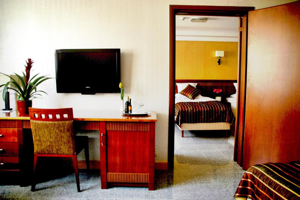 Televízia a/alebo spoločenská miestnosť v ubytovaní Actor Hotel Budapest