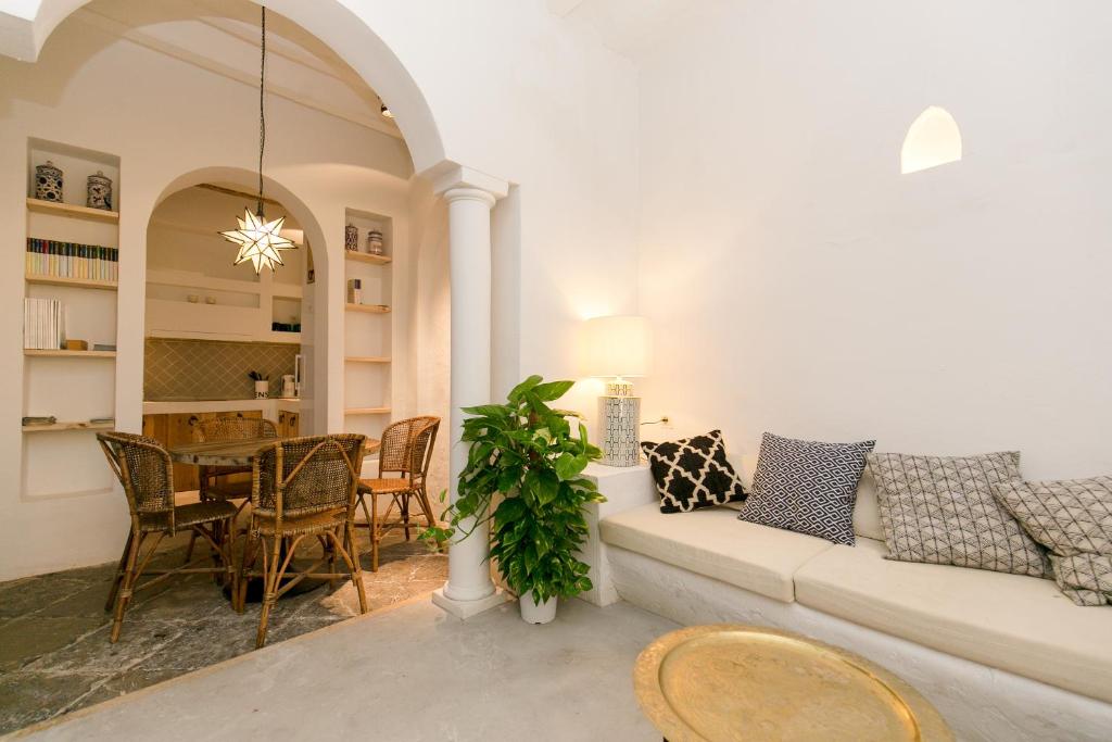 sala de estar con sofá y mesa en HOSPEDAJE PENSIÓN LA ALMOHADA, en Granada